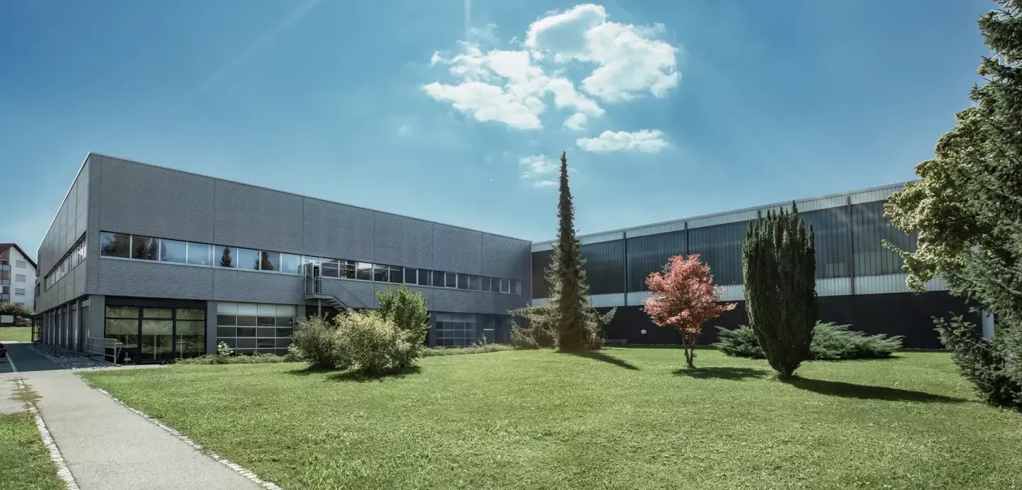 Firmengebäude der Beno Group bei sonnigem Wetter